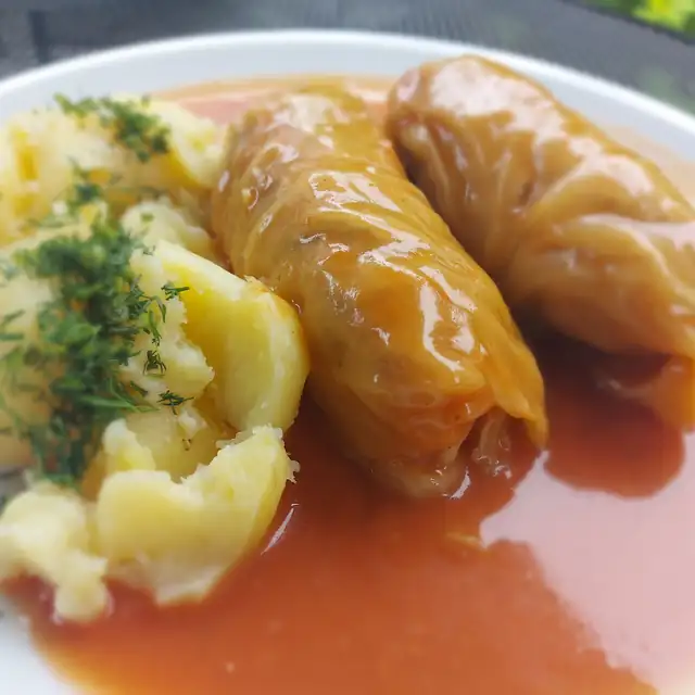 Dwa gołąbki w sosie pomidorowym z ziemniakami i koperkiem