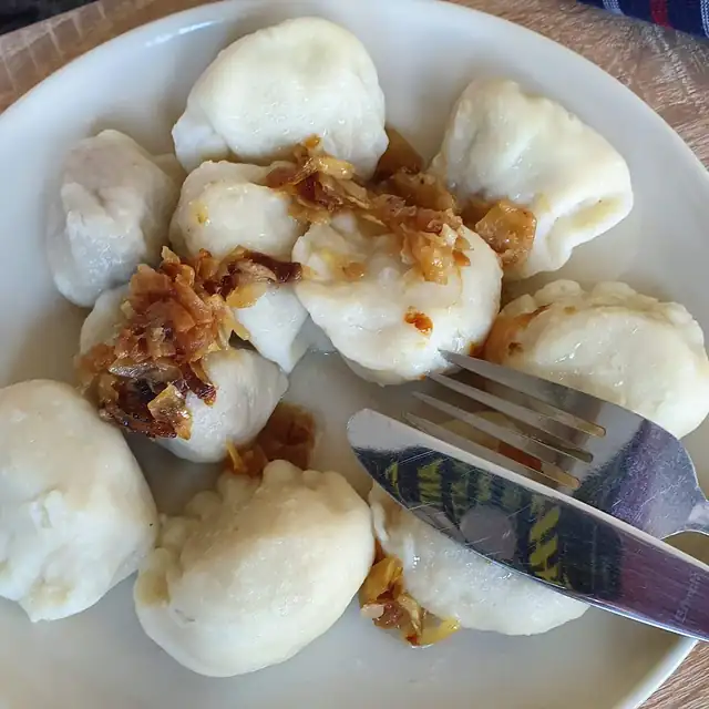 Talerz pierogów z okrasą
