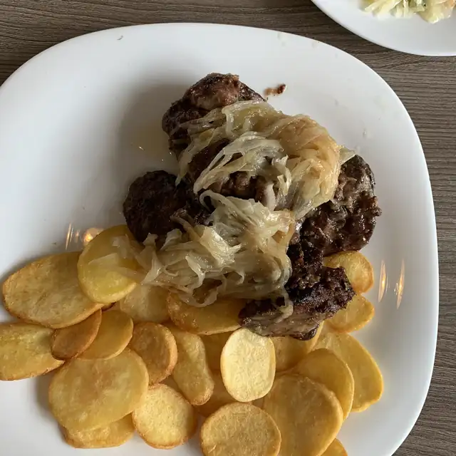 Wątróbka drobiowa z cebulką i pieczonymi talarkami